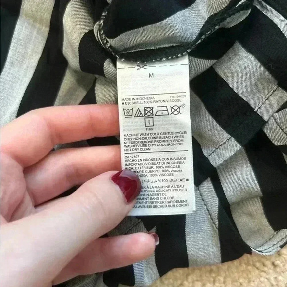 Old navy grey and black striped tank top in size medium - Picture 4 of 4